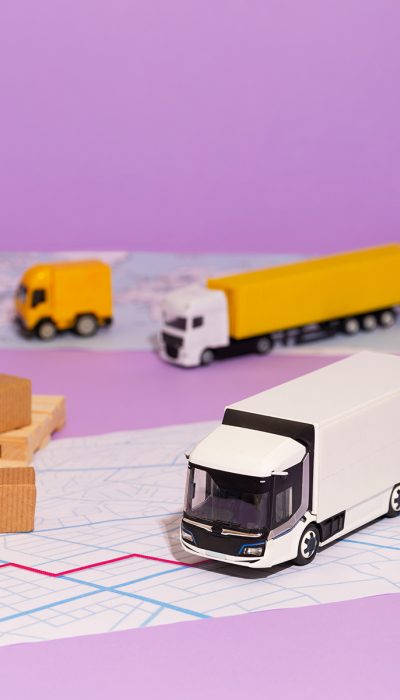 Camión de carga en carretera transportando mercancía